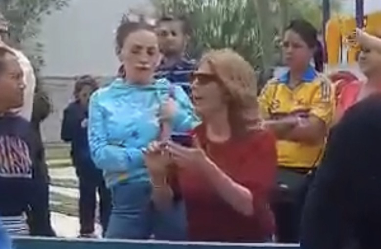 Tatiana Clouthier acude a repartir juguetes y vecinas le recriminan cercanía con Rocha Moya