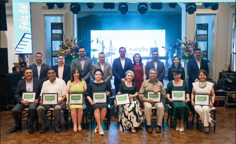 Distingue alcalde de Santiago a cuatro maestros con medalla al mérito «Profesora Julia Garza Almaguer»