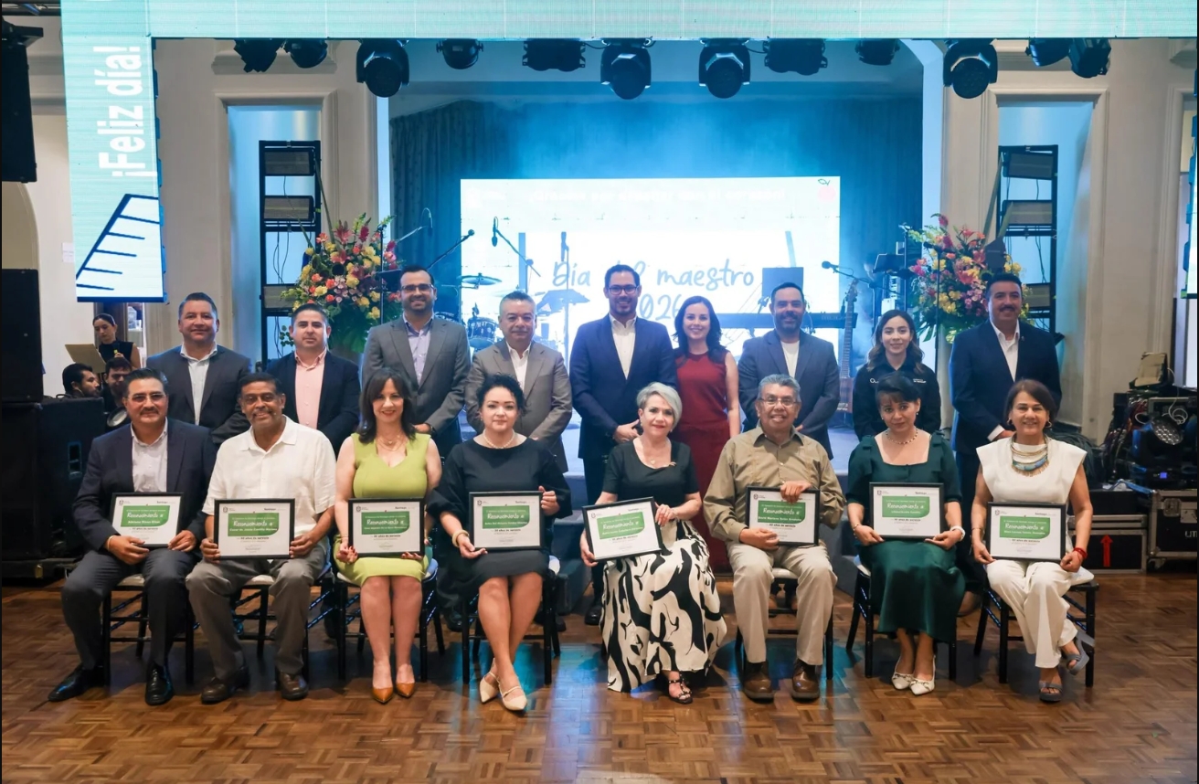 Distingue alcalde de Santiago a cuatro maestros con medalla al mérito «Profesora Julia Garza Almaguer»