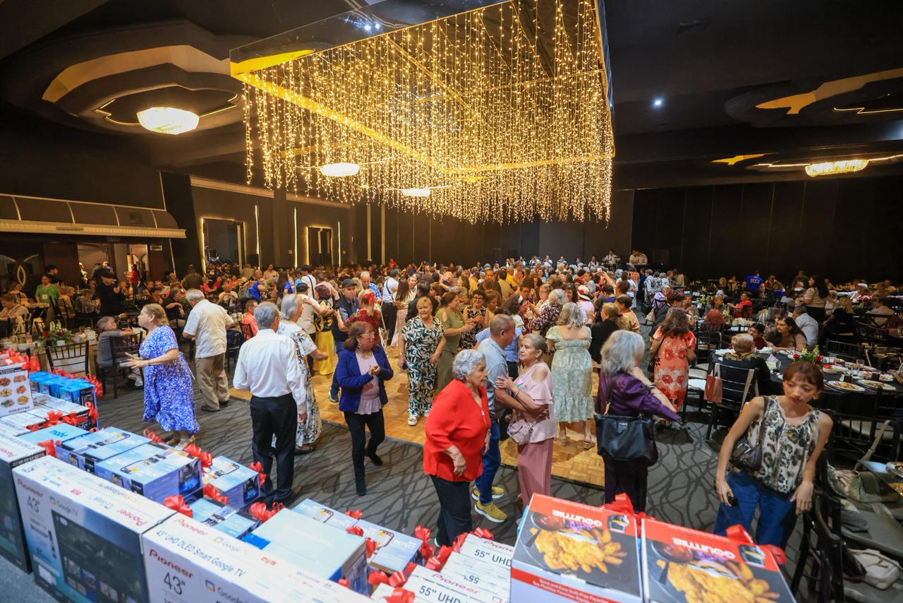 Celebra DIF Monterrey a mamás y papás de las Casas Club de adultos mayores