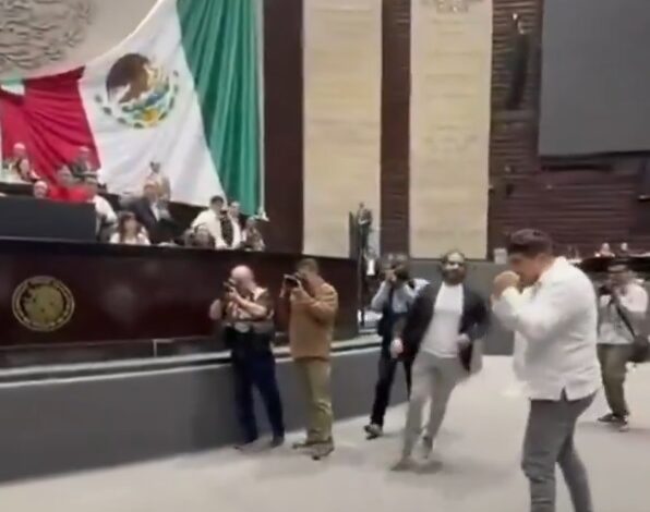 Diputado de Morena toma Congreso de la Unión como ring de boxeo; reta a priista a los golpes