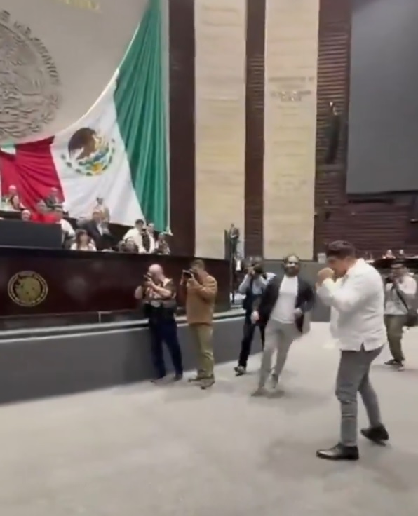 Diputado de Morena toma Congreso de la Unión como ring de boxeo; reta a priista a los golpes