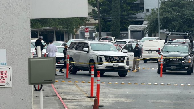 Balean a mujer en el rostro en estacionamiento de centro médico en el Obispado
