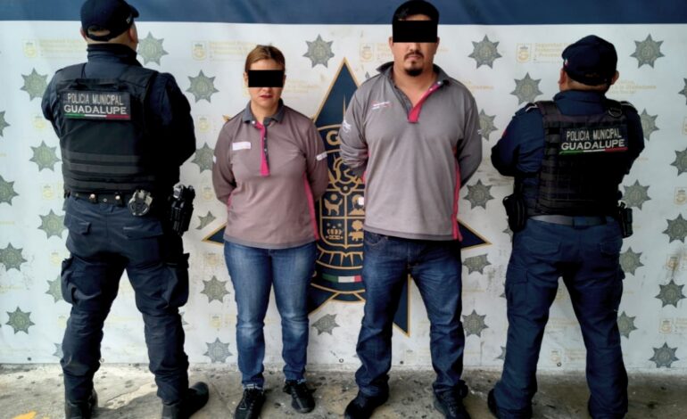 Arrestan a papás por dejar a hijo dentro de auto durante varias horas en Guadalupe