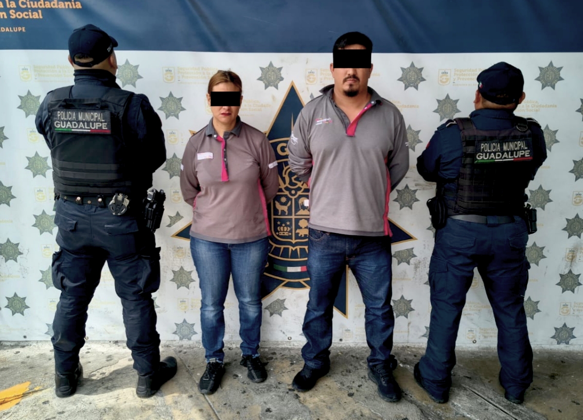 Arrestan a papás por dejar a hijo dentro de auto durante varias horas en Guadalupe