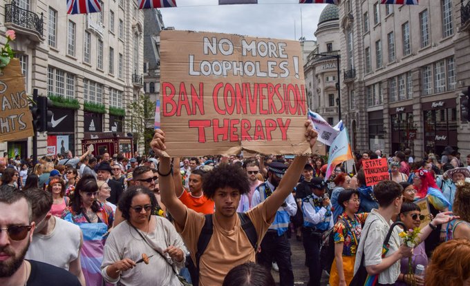 Busca Comisión Europea prohibir la “terapia de conversión” para personas LGTBQ+