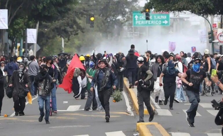 Se desata la violencia; «Bloque Negro» enfrenta a policías en cercanías del Estadio Azteca