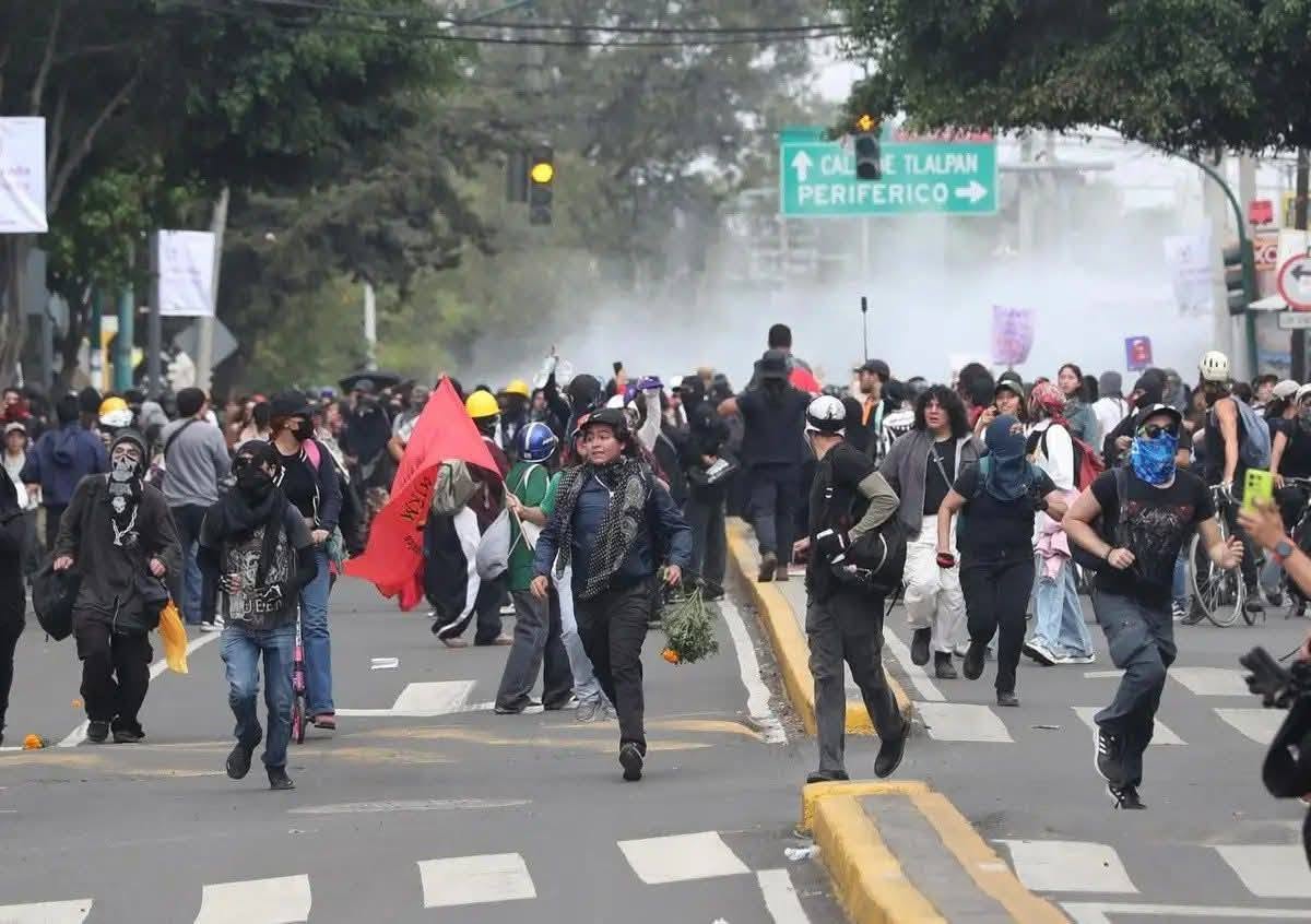 Se desata la violencia; «Bloque Negro» enfrenta a policías en cercanías del Estadio Azteca