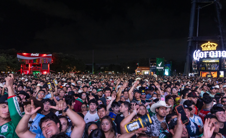 Disfrutan regios y extranjeros de «goles» y música en el mejor Fan Fest