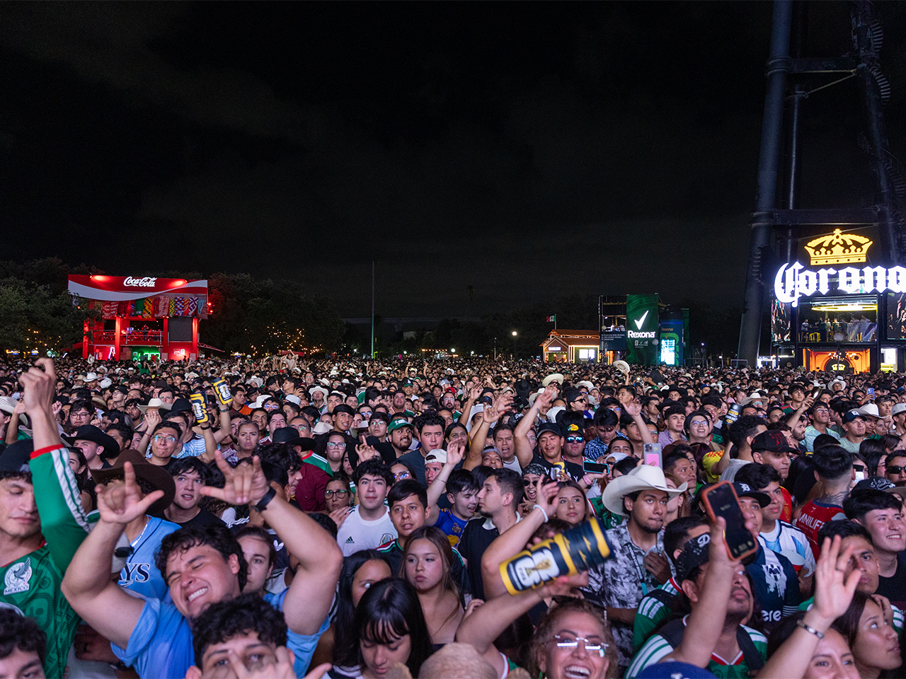 Disfrutan regios y extranjeros de «goles» y música en el mejor Fan Fest