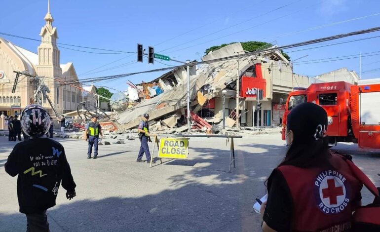 Reporta Filipinas 37 personas fallecidas y miles de desplazados tras fuerte sismo de 7.8