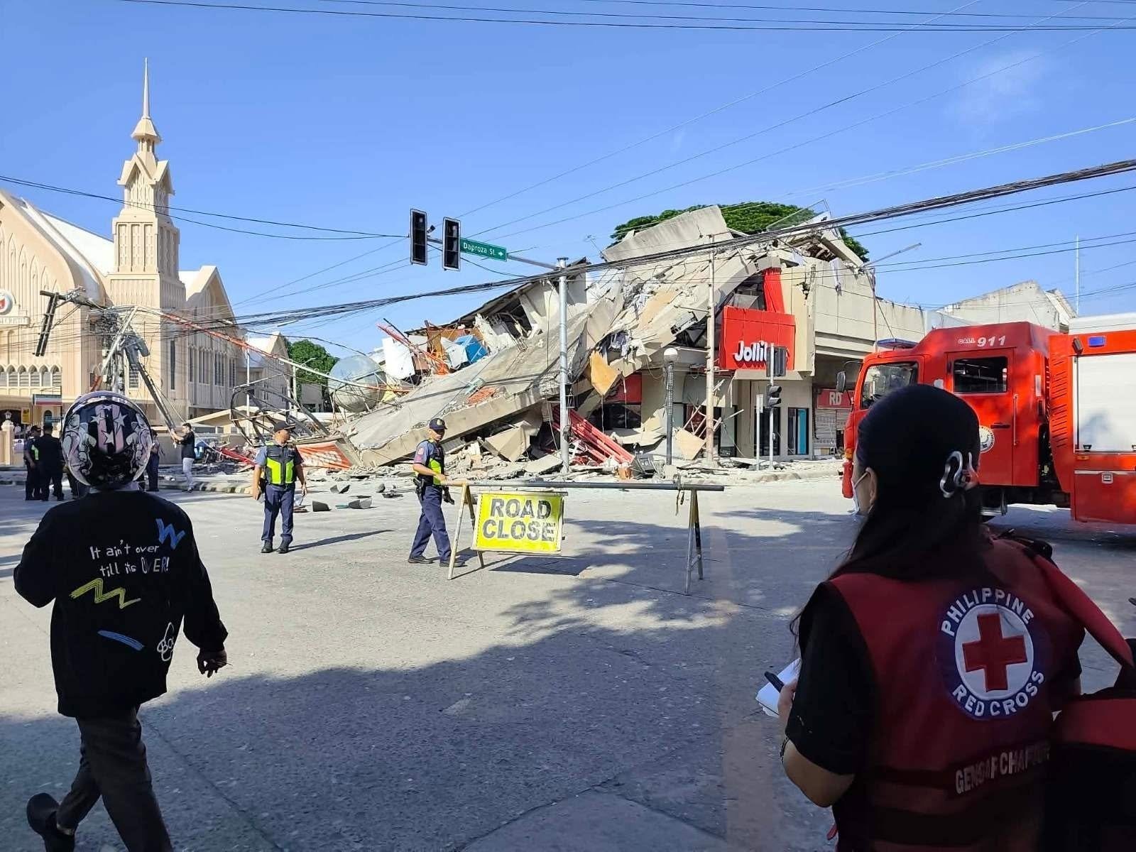 Reporta Filipinas 37 personas fallecidas y miles de desplazados tras fuerte sismo de 7.8