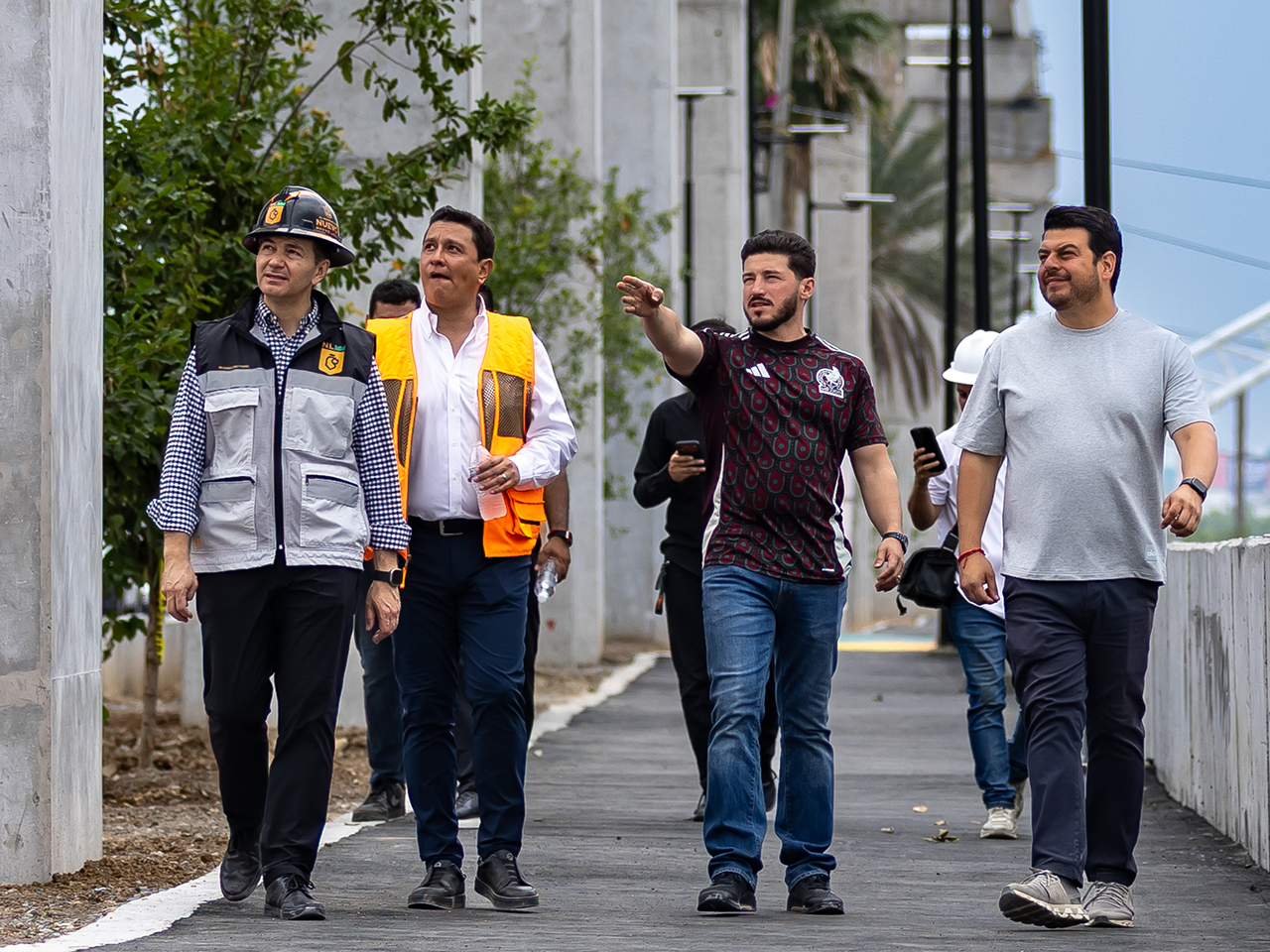 Supervisa Gobernador obras de los Puentes Nuevo y la Virgen en Río Santa Catarina