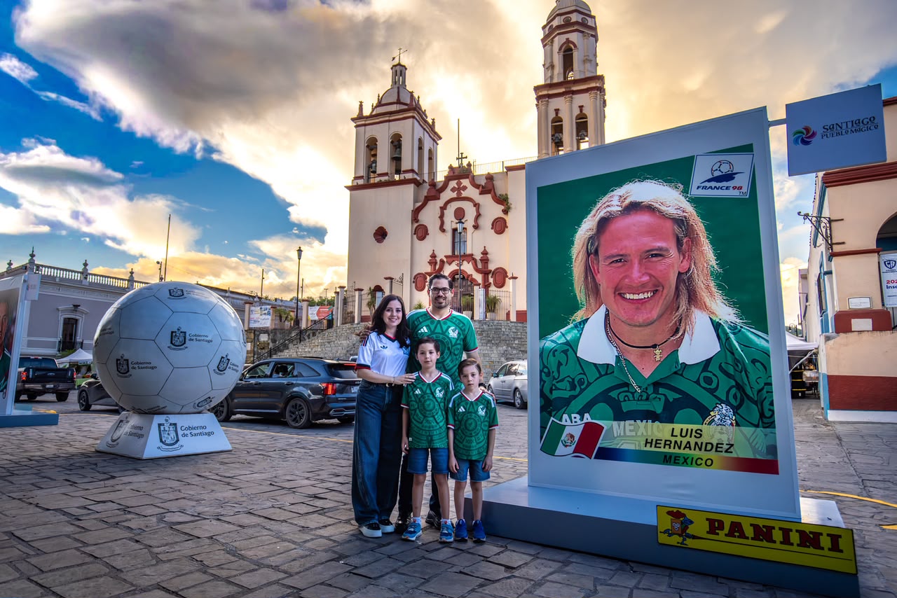Inaugura David De la Peña exposición «El Juego Que Nos Une» y presenta estampas mundialistas gigantes