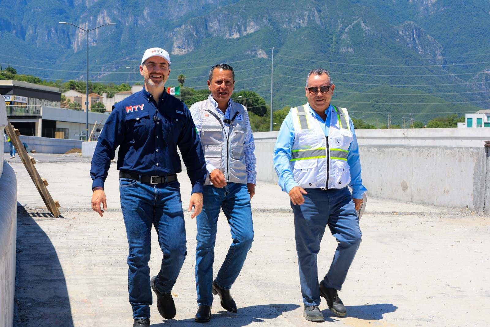 Supervisa Adrián de la Garza construcción de puente vehicular “La Rioja”