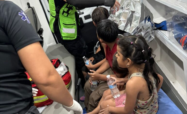 Rescatistas y policías de Guadalupe salvan a familias atrapada por corriente de Río La Silla