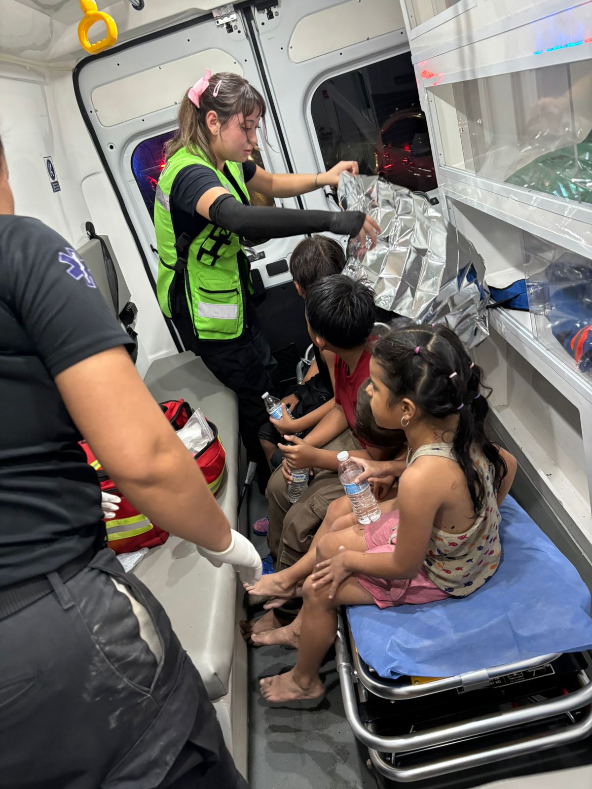 Rescatistas y policías de Guadalupe salvan a familias atrapada por corriente de Río La Silla