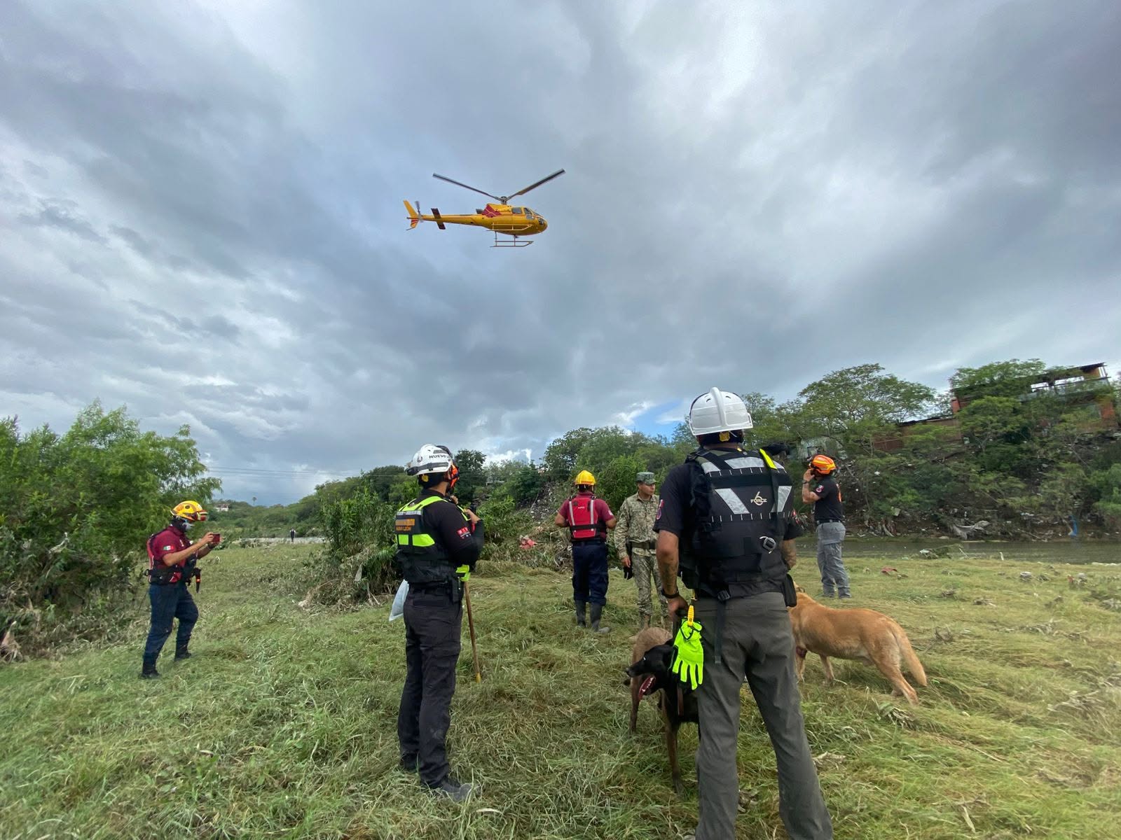 Buscan a hombre arrastrado por corriente del Río Pesquería en Escobedo
