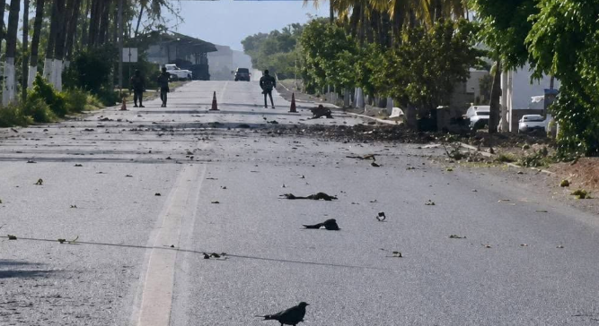 Narcoterroristas hacen estallar coche bomba en Sinaloa durante balacera