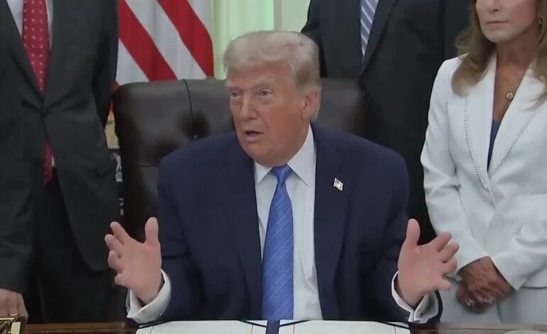 Amaga Trump con abandonar el T-MEC; va por combatir al narco por tierra