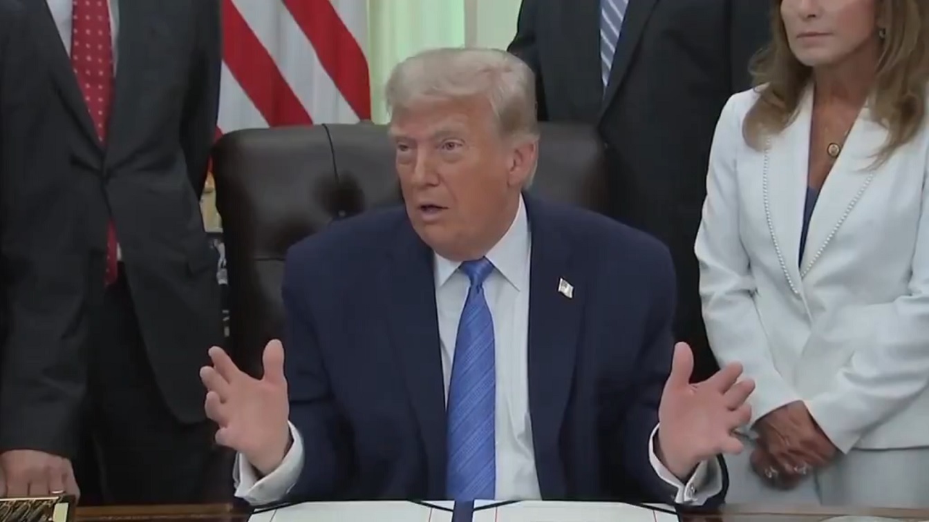 Amaga Trump con abandonar el T-MEC; va por combatir al narco por tierra