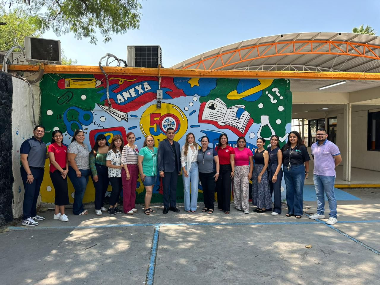 Dona diputada Perla Villarreal mobiliario a cinco escuelas primarias de Monterrey