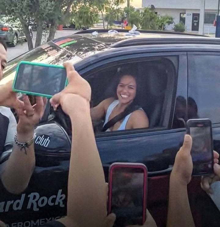 Cruza la actriz Michelle Rodríguez y pilotos del Rally Gumball 3000 a NL por Paso Fronterizo de Colombia por ser «Rápido y… Seguro»