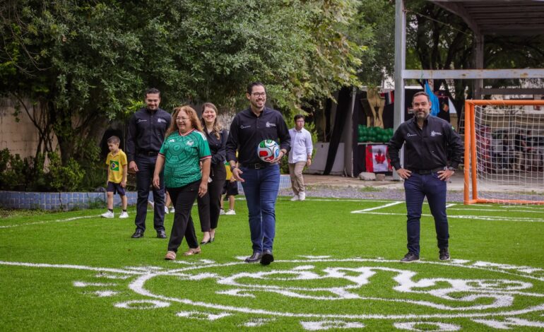 Da David de la Peña patada inaugural del Mundialito Escolar, en Santiago