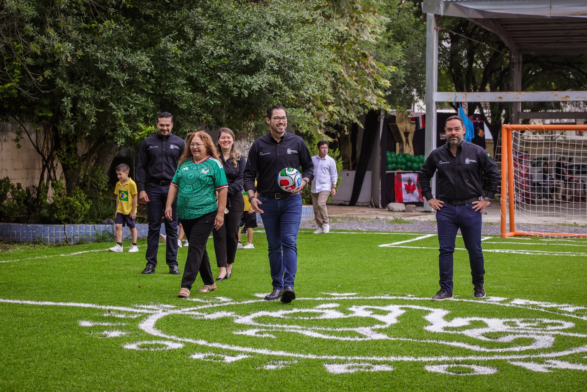 Da David de la Peña patada inaugural del Mundialito Escolar, en Santiago