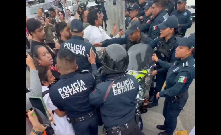 Trabajadores del ISSSTE Pachuca exigen sueldos; Gobierno les paga con golpes