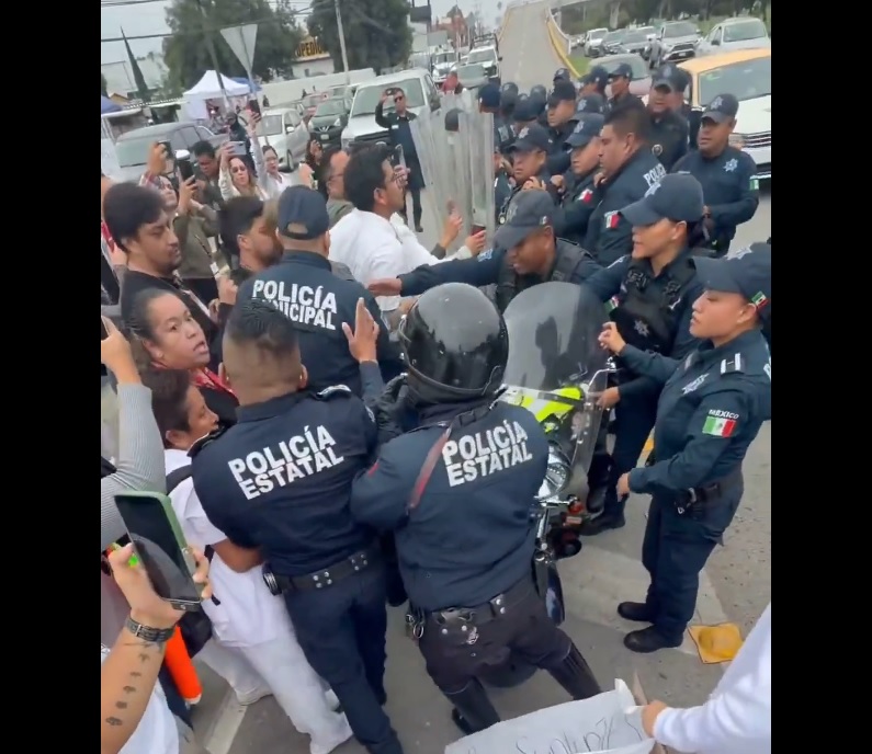 Trabajadores del ISSSTE Pachuca exigen sueldos; Gobierno les paga con golpes