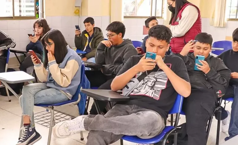 Adicción a redes sociales ya es una crisis de salud pública, advierte experto