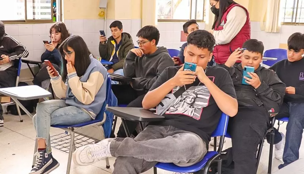 Adicción a redes sociales ya es una crisis de salud pública, advierte experto