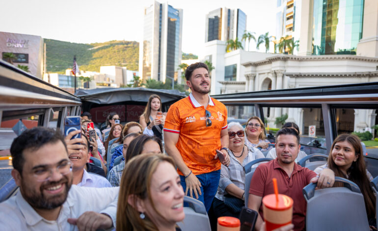 Recorren en San Pedro Samuel y su esposa el Nuevo León City Tour