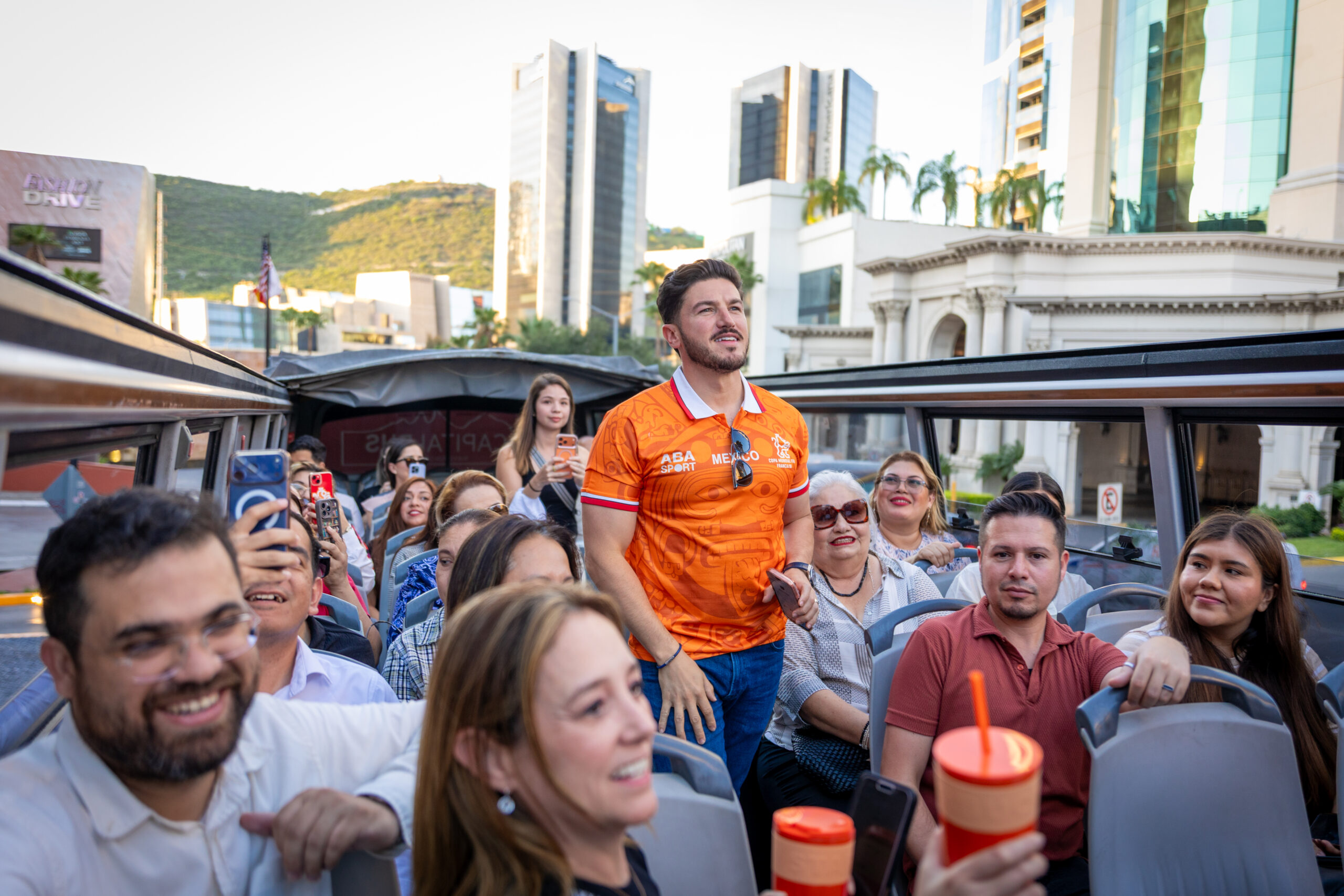Recorren en San Pedro Samuel y su esposa el Nuevo León City Tour
