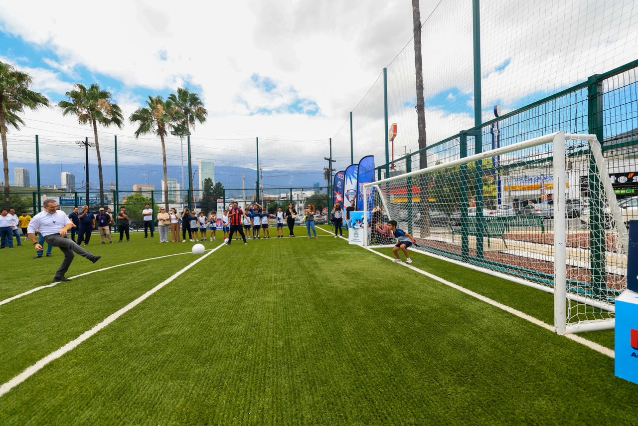 Entrega Adrián de la Garza rehabilitación de Parque en San Jerónimo
