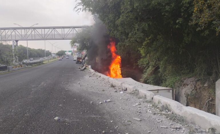 Trailero dormita, vuelca y vehículo se incendia en Santiago