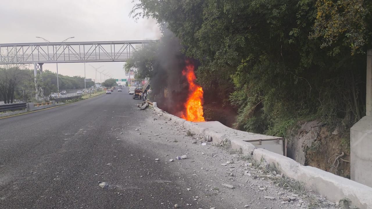 Trailero dormita, vuelca y vehículo se incendia en Santiago