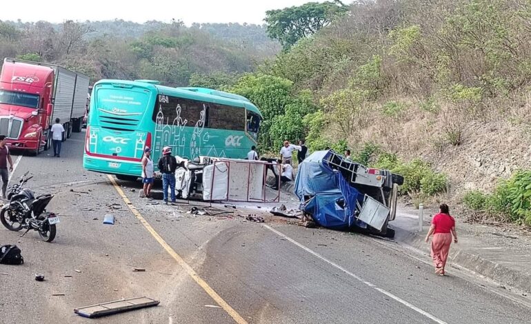 Choque en carretera de Oaxaca deja seis personas sin vida