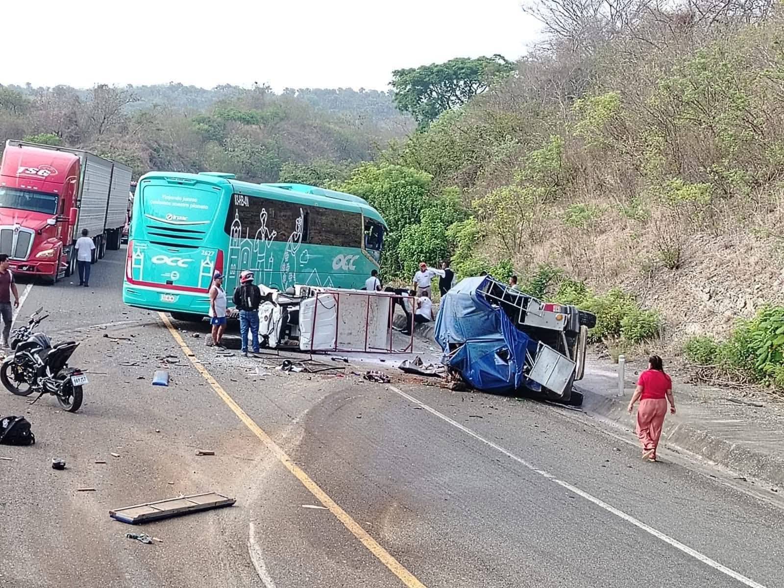 Choque en carretera de Oaxaca deja seis personas sin vida