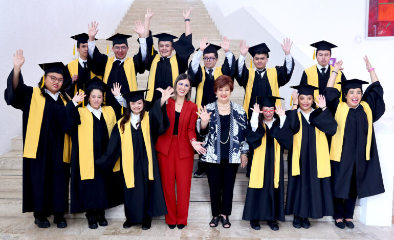 UANL gradúa 14 jóvenes del diplomado para una vida autónoma