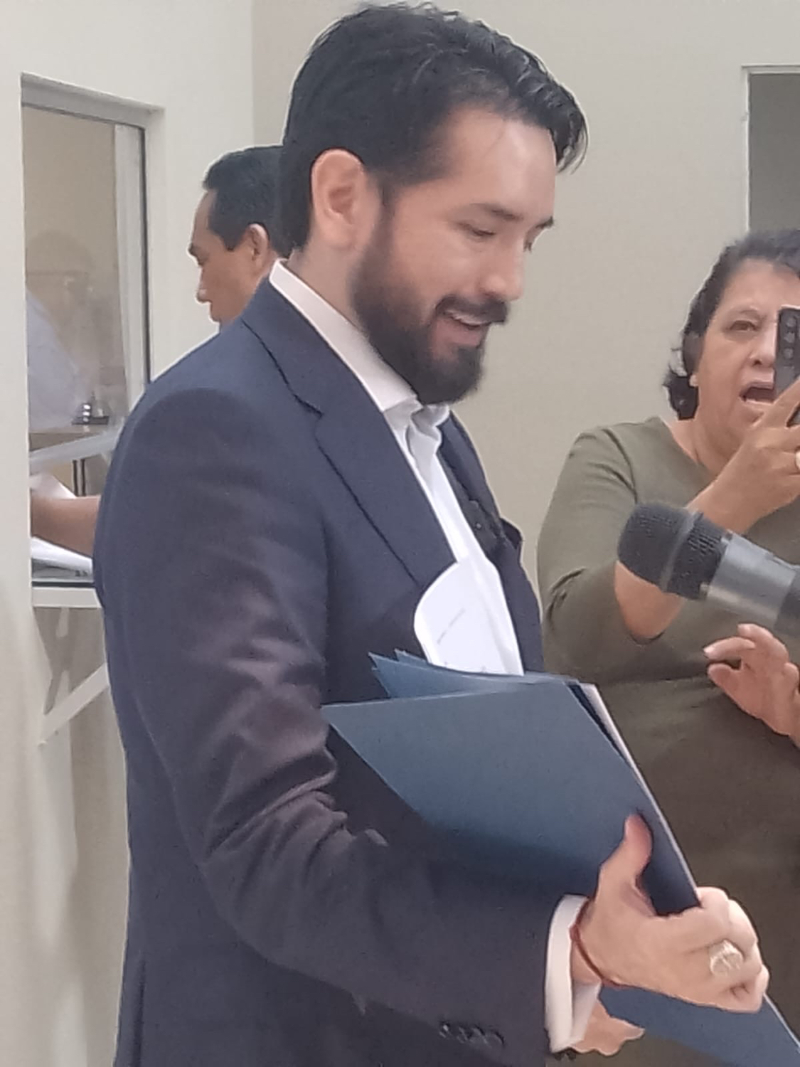 El notario Sergio Gil Valdez acude a responder al Congreso sobre movimientos de Samuel