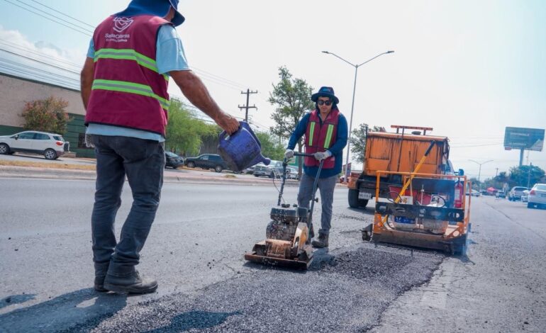 Prepara Santa Catarina por mes más de mil metros cuadrados de carpeta en vialidades
