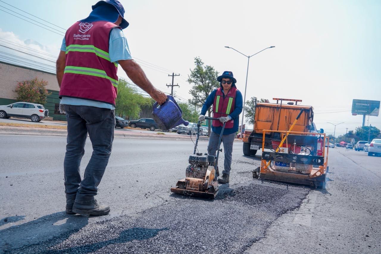 Prepara Santa Catarina por mes más de mil metros cuadrados de carpeta en vialidades