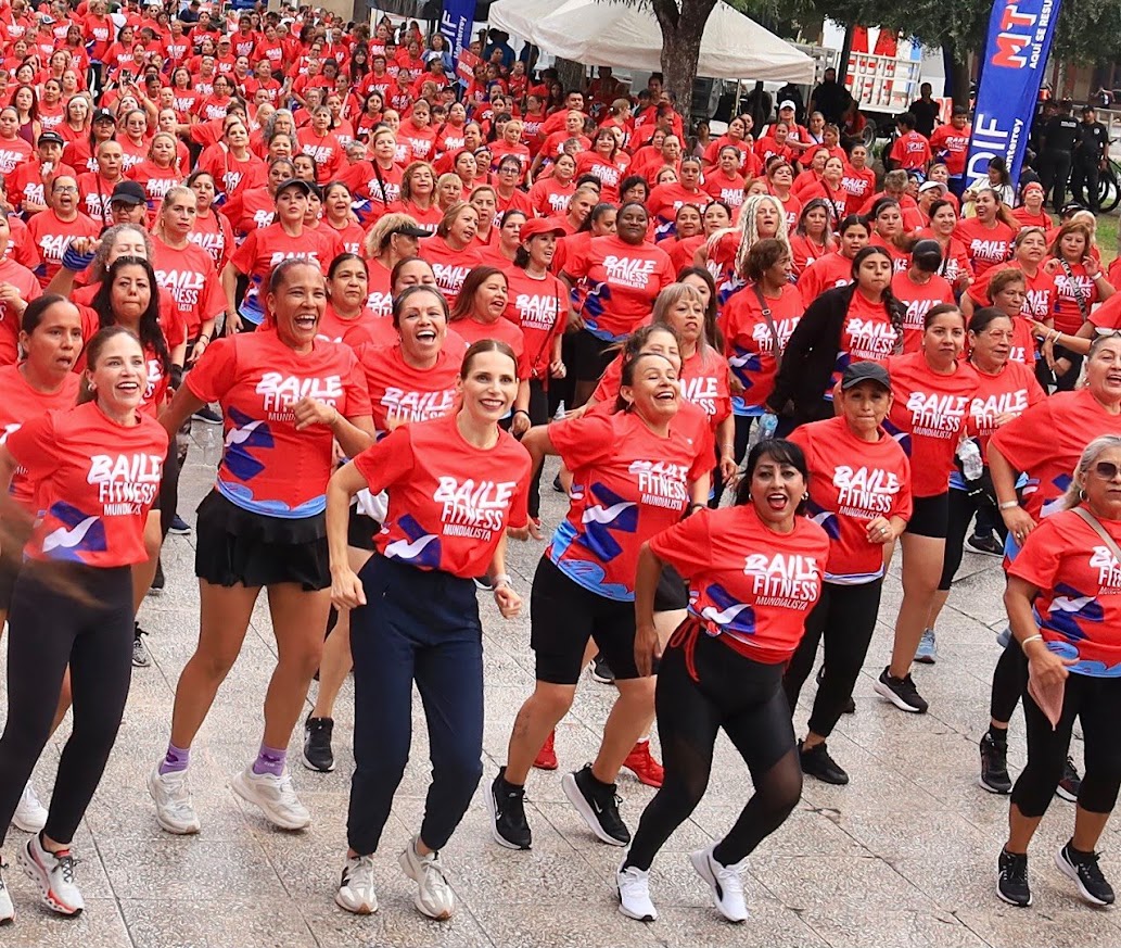  Participan casi mil  mujeres en el primer Baile Fitness del DIF Monterrey