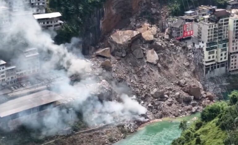 Deslizamiento de rocas y lodo derriba varios edificios en provincia de China: Temen decenas de víctimas