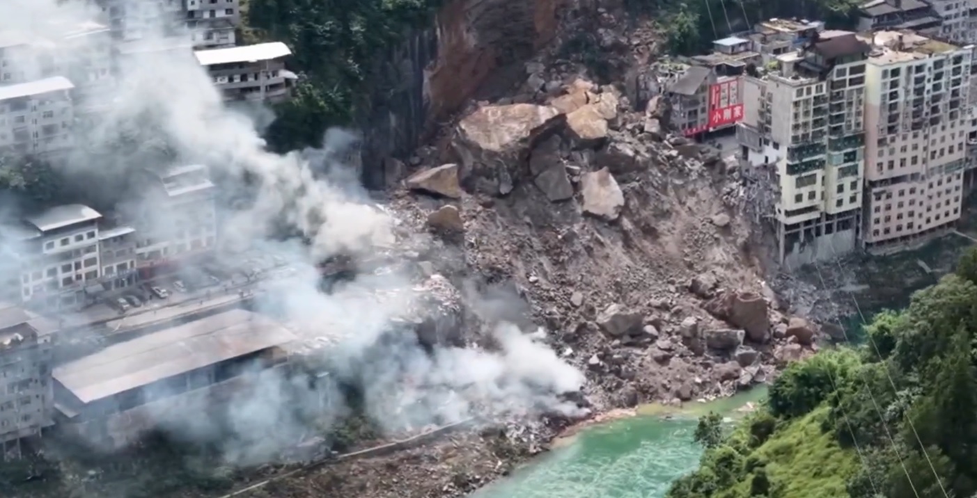 Deslizamiento de rocas y lodo derriba varios edificios en provincia de China: Temen decenas de víctimas