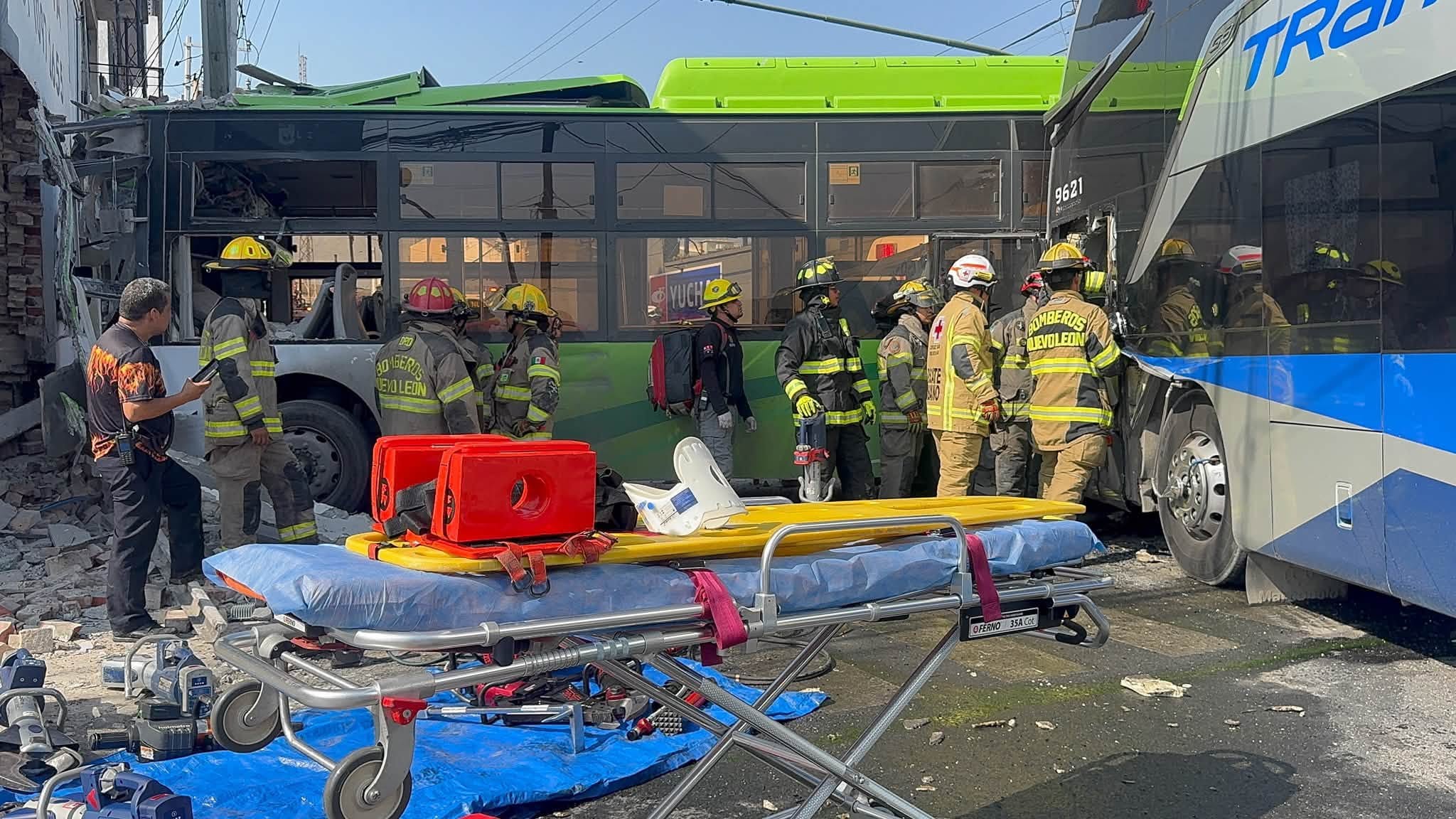 Choque entre camiones deja al menos 15 heridos en centro de Monterrey