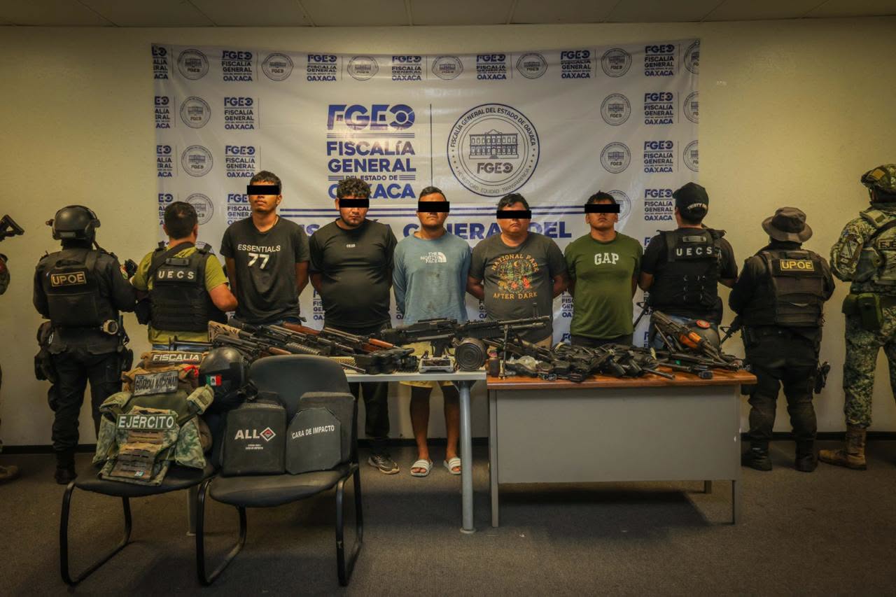 A expolicías de Oaxaca no les gustó la Ley y se cambiaron a la malandreada: Les incautan arsenal