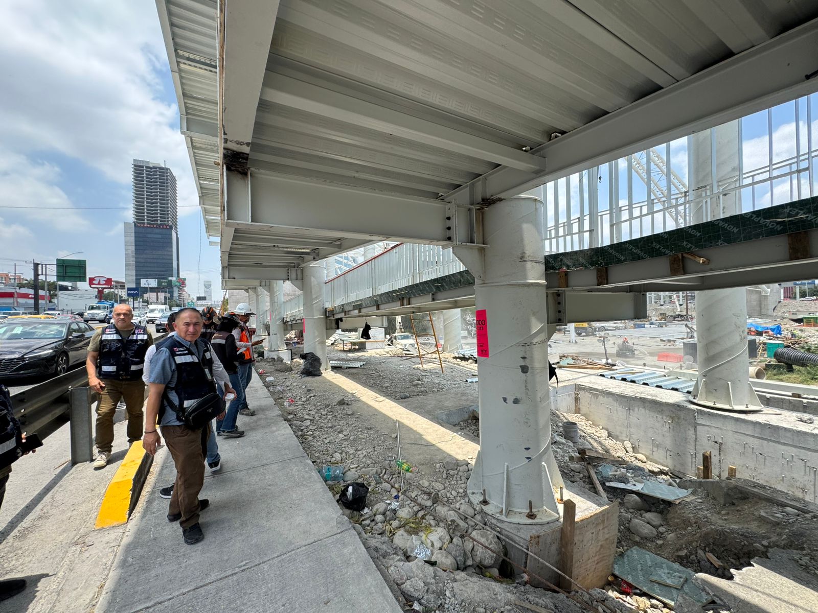 Monterrey le suspende obra al Estado por tapar drenaje pluvial con pilotes de nuevo puente